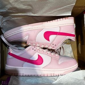 Nike Triple Pink Dunks size 5